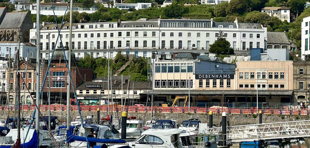 Lot: 67 - SUBSTANTIAL RESIDENTIAL DEVELOPMENT WITH OUTSTANDING VIEWS PLANNING FOR TWELVE APARTMENTS - The Terrace as seen from Torquay Harbour